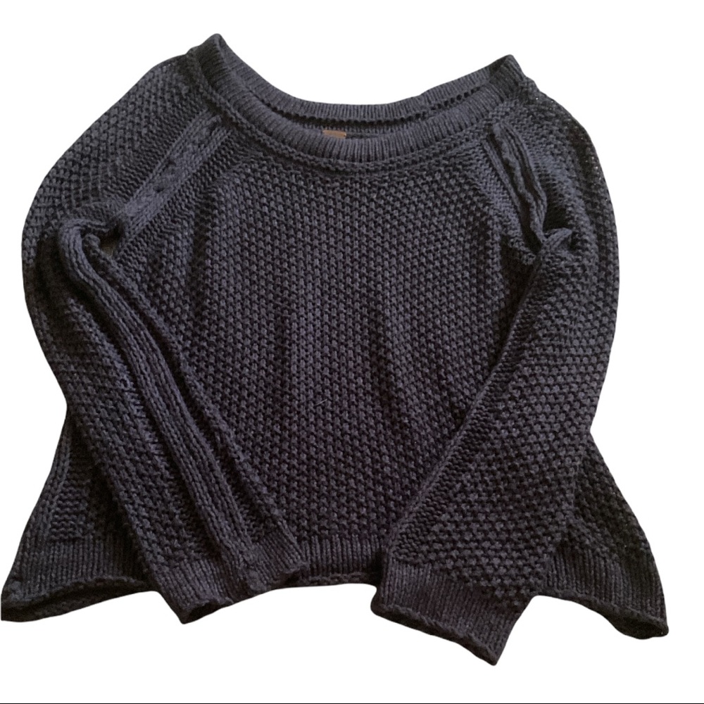 FREE PEOPLE OVERSIZED SWEATER IN A DARK NAVY SIZE M